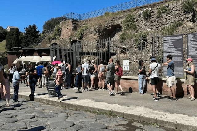 People buying tickets for Colosseum tour